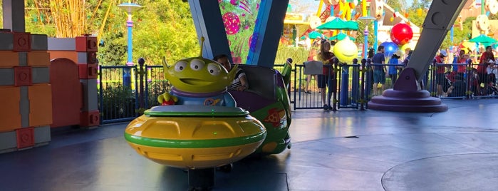 Alien Swirling Saucers is one of Lieux qui ont plu à Carlos.