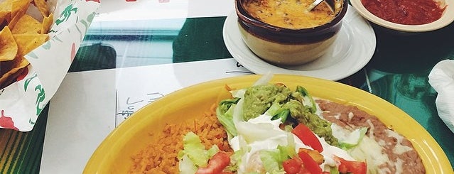 El Puerto's Mexican Restaurant is one of สถานที่ที่บันทึกไว้ของ Jonathan.