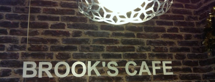Brook’s Café is one of [Paris] Manger à République le midi.