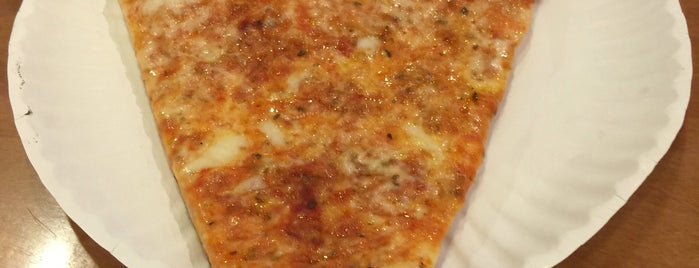 Sacco Pizza is one of Tempat yang Disukai Christian.