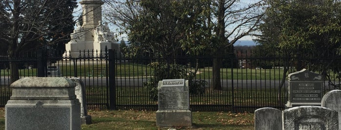 Evergreen Cemetery is one of Jenniferさんのお気に入りスポット.