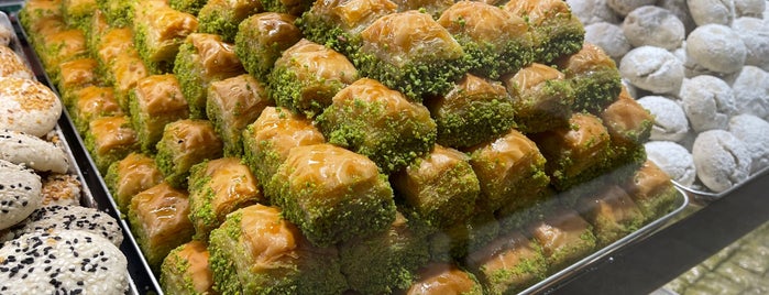 Hanem Bakery and Baklava/ Hanem Backerei Baklava is one of Ares'in Beğendiği Mekanlar.