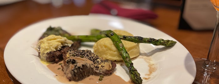 The District: Seville Steak & Seafood is one of Locais curtidos por Ares.