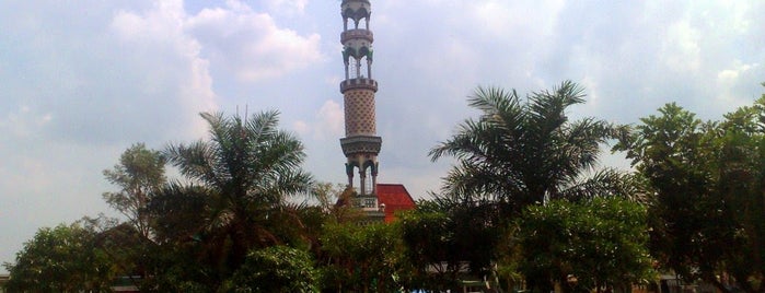 Alun-Alun Mojoagung is one of Lugares favoritos de Grace.