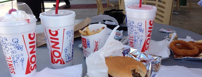 SONIC Drive In is one of Lugares favoritos de Dianey.