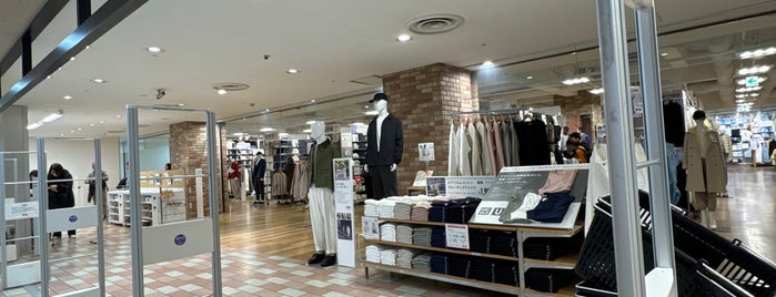 UNIQLO is one of つかしん.