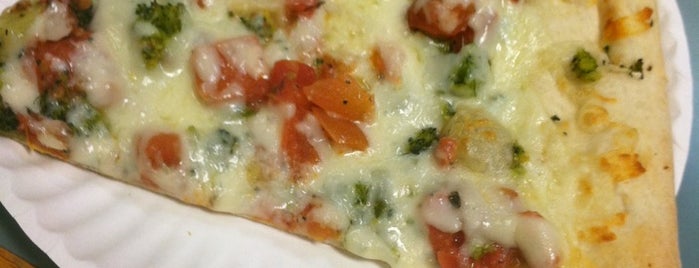 Dino's Pizza is one of Lugares favoritos de Ian.