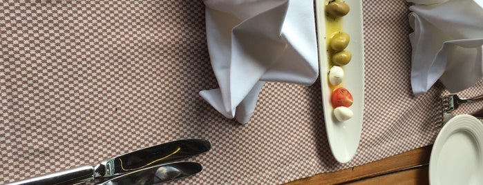 La Perla Restaurant is one of Hozhxさんのお気に入りスポット.