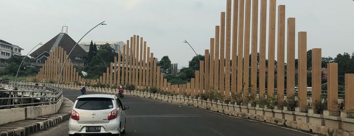 South City Bridge is one of Arie'nin Beğendiği Mekanlar.