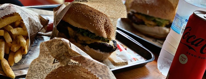 Harbi Burger is one of สถานที่ที่ Cem ถูกใจ.
