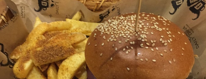 Daily Dana Burger & Steak is one of Celal'ın Beğendiği Mekanlar.