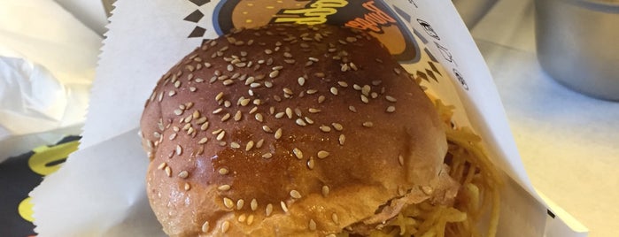 Dobby's Burger Place is one of Celal'ın Beğendiği Mekanlar.
