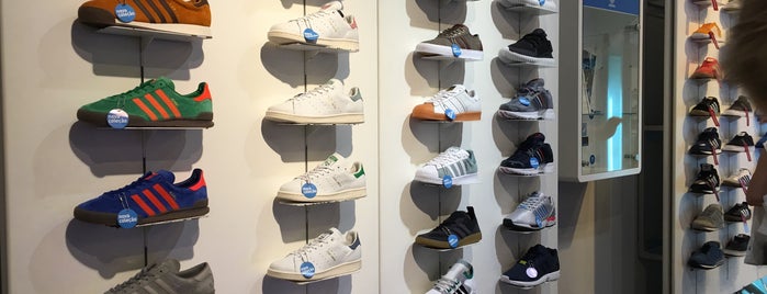 Adidas Originals Store is one of Porto Eevan ja Anzen kanssa.