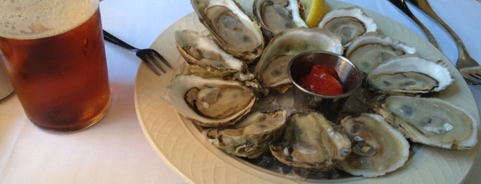 Milford Oyster House is one of Lugares favoritos de John.