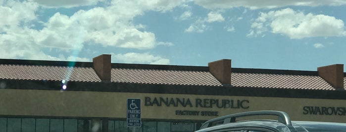 Banana Republic Factory Store is one of Lugares favoritos de Christopher.