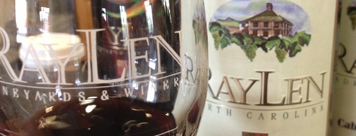 Raylen Vineyard & Winery is one of สถานที่ที่ Glenda ถูกใจ.