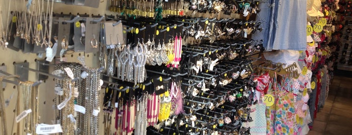 Accessorize (Outlet) is one of Sampa.