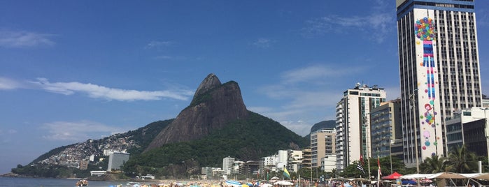 Praia do Leblon is one of Tempat yang Disukai Daniela.