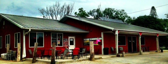 Booneville Bar is one of สถานที่ที่บันทึกไว้ของ Drew.