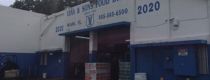 Viña & Sons Food is one of สถานที่ที่ Deepan ถูกใจ.