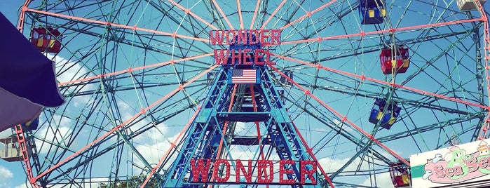 Deno's Wonder Wheel is one of Tempat yang Disukai Alex.