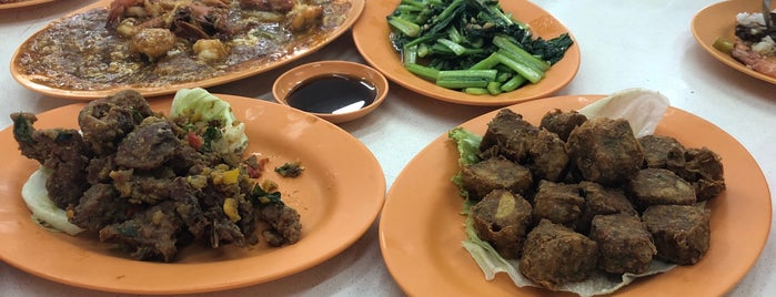 Tian Wai Tian Fish Head Steamboat is one of Singapore Food.