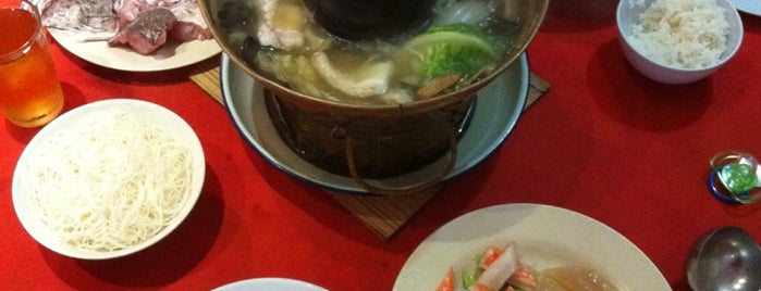 Eam Huat Restaurant is one of Food.