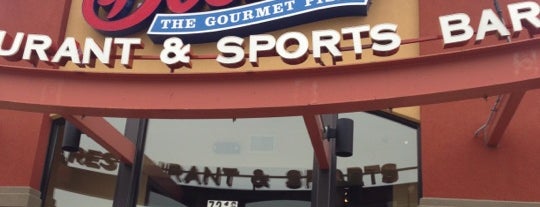 Boston's Restaurant & Sports Bar is one of Tempat yang Disimpan Steve.