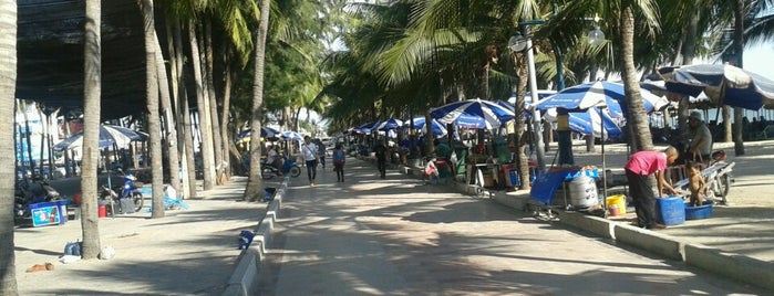 Bang Saen Beach is one of ตะลอนทัวร์.