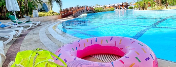 Sunis Efes - outdoor pools is one of Mevlüt🎬〽⌚🌇🚘💯✔'ın Beğendiği Mekanlar.