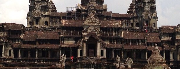 Angkor Wat (អង្គរវត្ត) is one of International Places To Go.