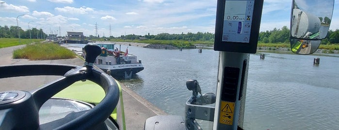 Sluis Kerkhove is one of Heerenschip.