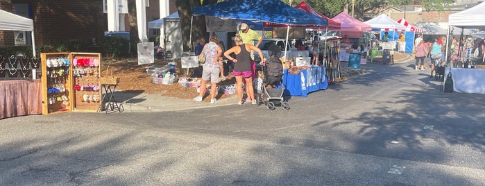 Summerville Farmers Market is one of Tracyさんの保存済みスポット.