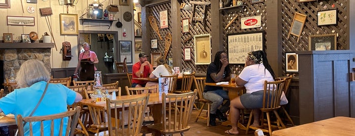 Cracker Barrel Old Country Store is one of Charleston Hot Checkins.