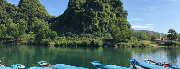 Thuyền du lịch Phong Nha (Phong Nha Tourist Boats) is one of Locais curtidos por mariza.