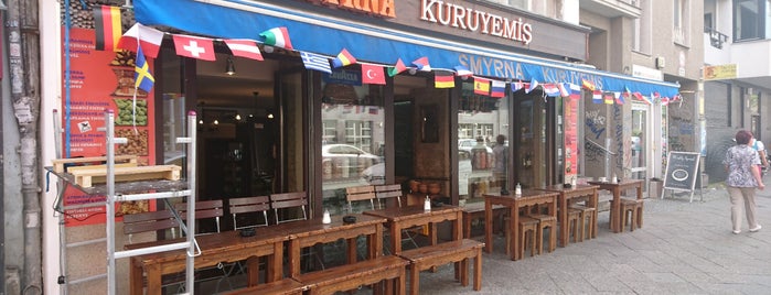 Smyrna Kuruyemis is one of Tempat yang Disukai Mehmet.