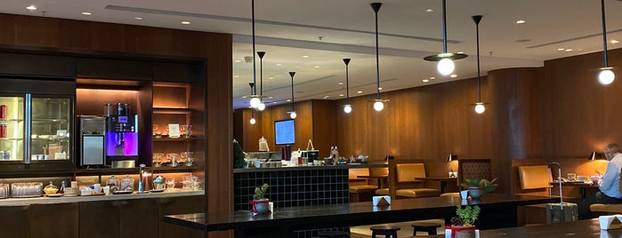 Cathay Pacific Lounge is one of Orte, die Jed gefallen.