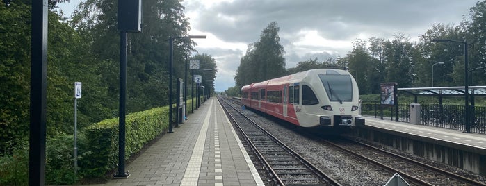 Station Varsseveld is one of Arnhem - Winterswijk.