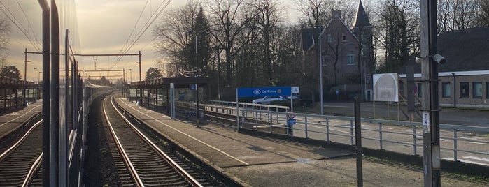 Station De Pinte is one of NMBS Wetteren - Kortrijk.