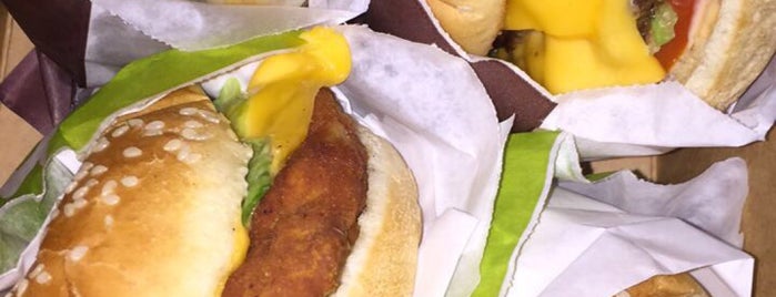 Burger Eight is one of Lugares favoritos de Hesham.
