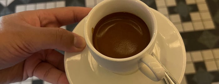 Urth Caffé is one of Hesham'ın Beğendiği Mekanlar.