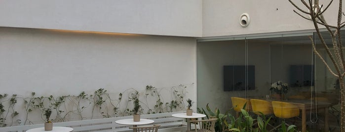 Ashjar Cafe is one of Lugares favoritos de Hesham.