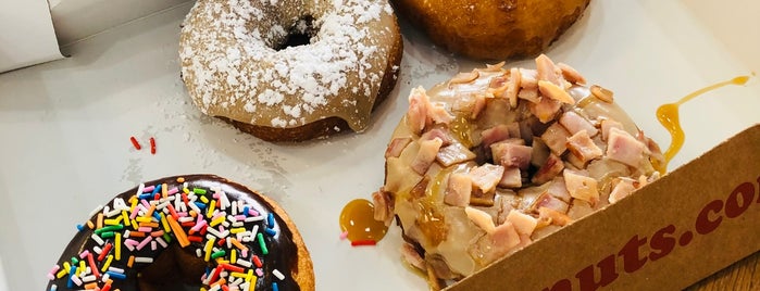 Dunkin’ Donuts is one of Orte, die Hesham gefallen.