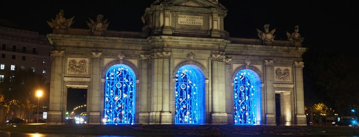 Puerta de Alcalá is one of Tempat yang Disukai Anna.