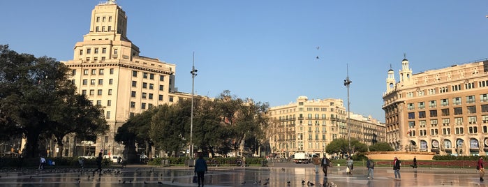 Plaça de Catalunya is one of Posti che sono piaciuti a Anna.