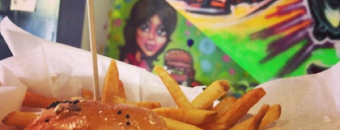 Burger Junkyard is one of สถานที่ที่บันทึกไว้ของ Adrien.