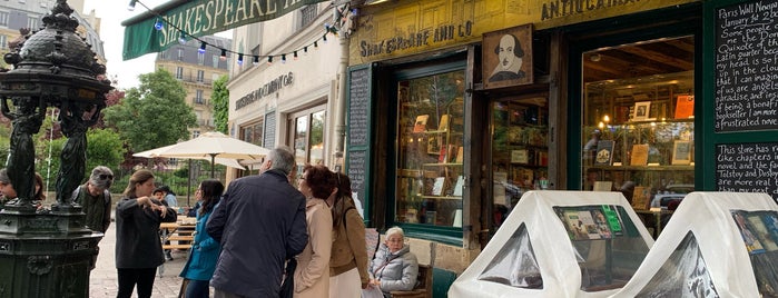 Shakespeare & Company is one of Lieux qui ont plu à Stacy.