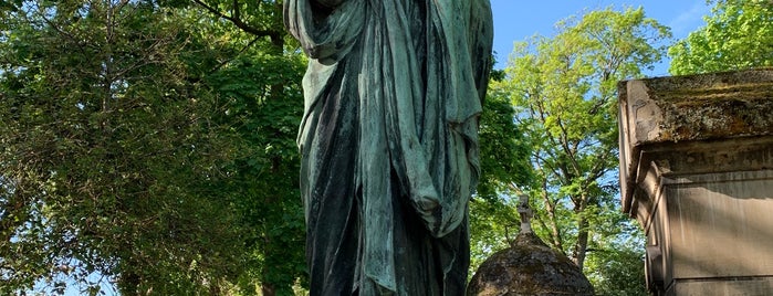 Cimetière du Père Lachaise is one of สถานที่ที่ Stacy ถูกใจ.