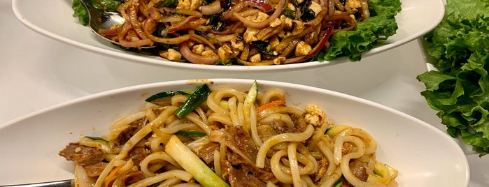Joy Yee's Noodles is one of Locais curtidos por Stacy.