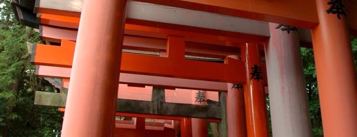 Fushimi Inari Taisha is one of Posti che sono piaciuti a Stacy.